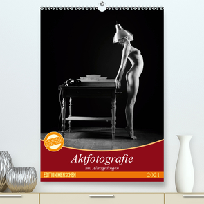 Aktfotografie mit Alltagsdingen (Premium, hochwertiger DIN A2 Wandkalender 2021, Kunstdruck in Hochglanz) von Geiser,  Judith