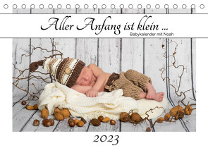 Aller Anfang ist klein – Babykalender mit Noah (Tischkalender 2023 DIN A5 quer) von :: Fotodesign,  HETIZIA
