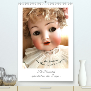 Alte Hausmittel – präsentiert von alten Puppen (Premium, hochwertiger DIN A2 Wandkalender 2021, Kunstdruck in Hochglanz) von WEIBKIWI