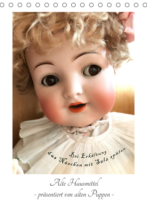 Alte Hausmittel – präsentiert von alten Puppen (Tischkalender 2021 DIN A5 hoch) von WEIBKIWI