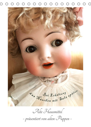 Alte Hausmittel – präsentiert von alten Puppen (Tischkalender 2022 DIN A5 hoch) von WEIBKIWI