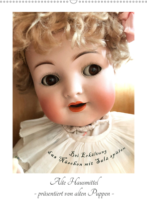 Alte Hausmittel – präsentiert von alten Puppen (Wandkalender 2021 DIN A2 hoch) von WEIBKIWI