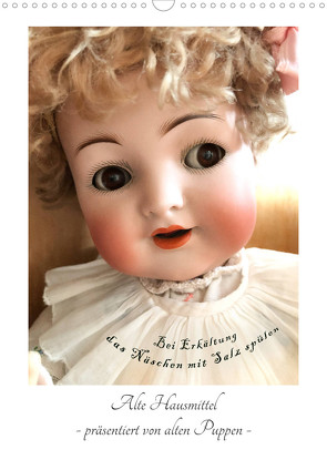 Alte Hausmittel – präsentiert von alten Puppen (Wandkalender 2023 DIN A3 hoch) von WEIBKIWI