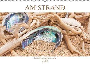 Am Strand – Fundstücke und Kunstwerke (Wandkalender 2018 DIN A2 quer) von Wojciech,  Gaby