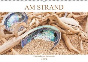 Am Strand – Fundstücke und Kunstwerke (Wandkalender 2019 DIN A2 quer) von Wojciech,  Gaby