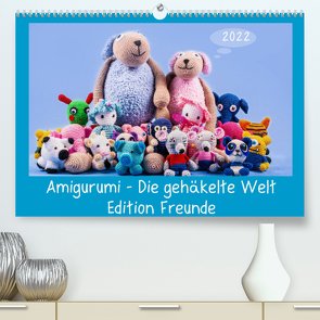 Amigurumi – Die gehäkelte Welt Freunde (Premium, hochwertiger DIN A2 Wandkalender 2022, Kunstdruck in Hochglanz) von Sommer Fotografie,  Sven