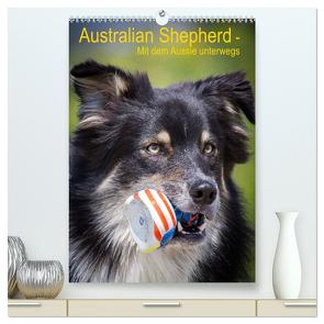 Australian Shepherd – Mit dem Aussie unterwegs (hochwertiger Premium Wandkalender 2024 DIN A2 hoch), Kunstdruck in Hochglanz von Mayer Tierfotografie,  Andrea