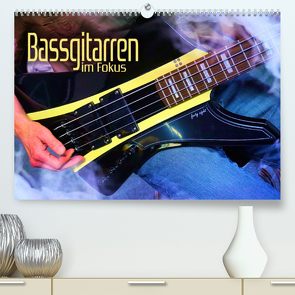 Bassgitarren im Fokus (Premium, hochwertiger DIN A2 Wandkalender 2023, Kunstdruck in Hochglanz) von Utz,  Renate