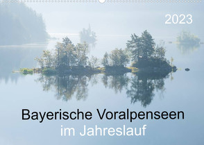 Bayerische Voralpenseen im Jahreslauf (Wandkalender 2023 DIN A2 quer) von Maier,  Norbert