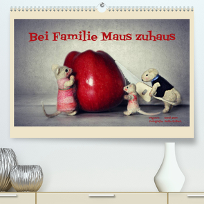 Bei Familie Maus zuhaus (Premium, hochwertiger DIN A2 Wandkalender 2022, Kunstdruck in Hochglanz) von Hain,  Sarah, Hultsch,  Heike