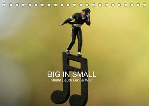 Big in Small – Kleine Leute Große Welt (Tischkalender 2022 DIN A5 quer) von Konieczka,  Andreas