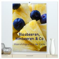 Blaubeeren, Himbeeren & Co – Makrofotografie in der Küche (hochwertiger Premium Wandkalender 2024 DIN A2 hoch), Kunstdruck in Hochglanz von Dr. Deus-Neumann,  Brigitte