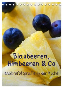 Blaubeeren, Himbeeren & Co – Makrofotografie in der Küche (Tischkalender 2024 DIN A5 hoch), CALVENDO Monatskalender von Dr. Deus-Neumann,  Brigitte