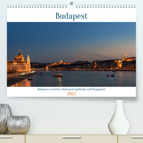 Budapest: zwischen Parlamentsgebäude und Burgpalast (Premium, hochwertiger DIN A2 Wandkalender 2023, Kunstdruck in Hochglanz) von Heber,  Michael