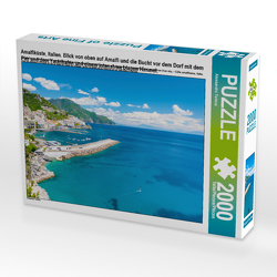 CALVENDO Puzzle Amalfiküste, Italien. Blick von oben auf Amalfi und die Bucht vor dem Dorf mit dem Pier und dem Yachthafen und einem intensiven blauen Himmel. 2000 Teile Lege-Größe 90 x 67 cm Foto-Puzzle Bild von Alessandro Tortora