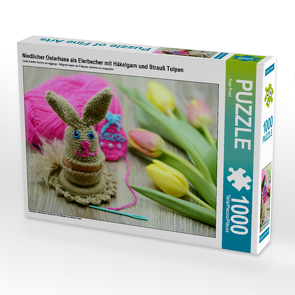 CALVENDO Puzzle Niedlicher Osterhase als Eierbecher mit Häkelgarn und Strauß Tulpen 1000 Teile Lege-Größe 64 x 48 cm Foto-Puzzle Bild von Anja Frost