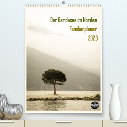 Der Gardasee im Norden – Familienplaner 2023 (Premium, hochwertiger DIN A2 Wandkalender 2023, Kunstdruck in Hochglanz) von Rost,  Sebastian