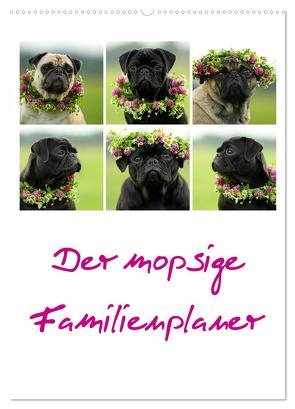 Der mopsige Familienplaner (Wandkalender 2024 DIN A2 hoch), CALVENDO Monatskalender von Köntopp,  Kathrin