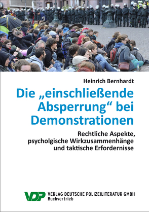 Die „einschließende Absperrung“ bei Demonstrationen von Bernhardt,  Heinrich