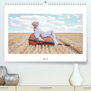Ein Kontrabass voll Phantasie (Premium, hochwertiger DIN A2 Wandkalender 2023, Kunstdruck in Hochglanz) von Jacky-fotos