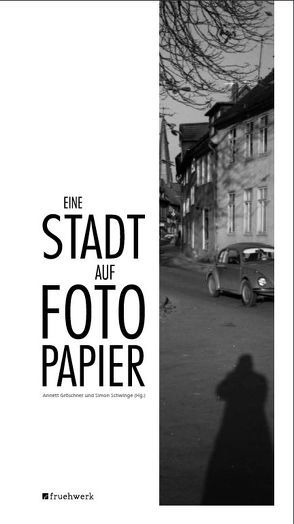 Eine Stadt auf Fotopapier von Brychcy,  Natalie, Buttler,  Hans-Martin, Gröschner,  Annett, Hasse,  Dominika, Heiler,  Mona, Huber,  Melanie, Müller,  Lena, Parak,  Gisela, Püscher,  Eberhard, Püscher,  Richard, Rabe,  Tatjana, Schotge,  Anna-Lena, Schwinge,  Simon