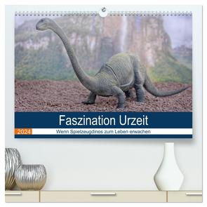 Faszination Urzeit – wenn Spielzeugdinos zum Leben erwachen (hochwertiger Premium Wandkalender 2024 DIN A2 quer), Kunstdruck in Hochglanz von Bartruff,  Thomas