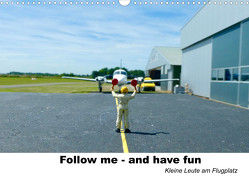 Follow me-and have fun kleine Leute am Flugplatz (Wandkalender 2023 DIN A3 quer) von Kunst-Fliegerin