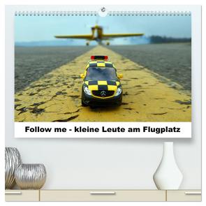 Follow me – kleine Leute am Flugplatz (hochwertiger Premium Wandkalender 2024 DIN A2 quer), Kunstdruck in Hochglanz von Fliegerin,  Kunst
