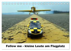Follow me – kleine Leute am Flugplatz (Tischkalender 2024 DIN A5 quer), CALVENDO Monatskalender von Fliegerin,  Kunst
