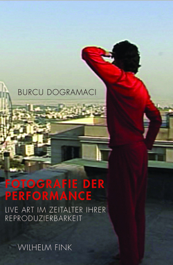 Fotografie der Performance von Dogramaci,  Burcu