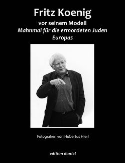 Fritz Koenig vor seinem Modell Mahnmal für die ermordeten Juden Europas von Dr. Freiberg,  Robert, Hierl,  Hubertus