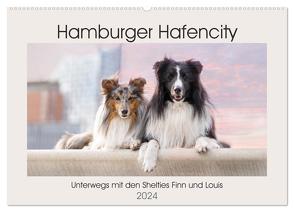 Hamburger Hafencity – Unterwegs mit den Shelties Finn und Louis (Wandkalender 2024 DIN A2 quer), CALVENDO Monatskalender von Teßen,  Sonja