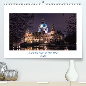 Hannover by Night (Premium, hochwertiger DIN A2 Wandkalender 2022, Kunstdruck in Hochglanz) von Baumgärtel,  Sven