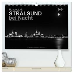 Hansestadt Stralsund bei Nacht (mit GPS-Koordinaten) (hochwertiger Premium Wandkalender 2024 DIN A2 quer), Kunstdruck in Hochglanz von Utz,  Colin