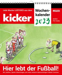 Hier lebt der Fußball! – kicker-Wochenkalender 2023 von Burkh, Hubbe,  Phil