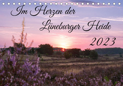 Im Herzen der Lüneburger Heide (Tischkalender 2023 DIN A5 quer) von Lorenzen-Müller,  Sandra