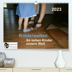 Kinderwelten – So sehen Kinder unsere Welt (Premium, hochwertiger DIN A2 Wandkalender 2023, Kunstdruck in Hochglanz) von Querida