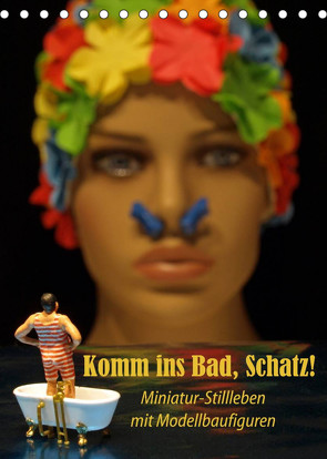 Komm ins Bad, Schatz! Miniatur-Stillleben mit Modellbaufiguren (Tischkalender 2023 DIN A5 hoch) von Ochs,  Susanne