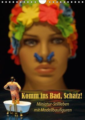 Komm ins Bad, Schatz! Miniatur-Stillleben mit Modellbaufiguren (Wandkalender 2018 DIN A4 hoch) von Ochs,  Susanne