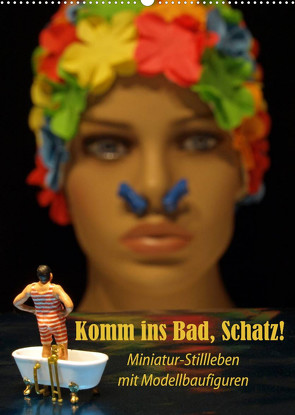 Komm ins Bad, Schatz! Miniatur-Stillleben mit Modellbaufiguren (Wandkalender 2023 DIN A2 hoch) von Ochs,  Susanne