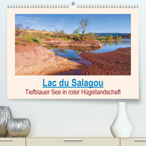 Lac du Salagou – Tiefblauer See in roter Hügellandschaft (Premium, hochwertiger DIN A2 Wandkalender 2020, Kunstdruck in Hochglanz) von LianeM