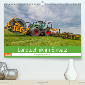 Landtechnik im Einsatz (Premium, hochwertiger DIN A2 Wandkalender 2023, Kunstdruck in Hochglanz) von Mark S.,  Fotografie