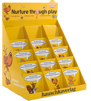 Leeres Stufendisplay „Nurture through play“ von Hauschka Verlag
