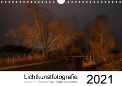 Lichtkunstfotografie – Licht im Dunkel by JanLeonardo (Wandkalender 2021 DIN A4 quer) von Wöllert,  JanLeonardo