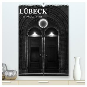 Lübeck schwarz-weiß (hochwertiger Premium Wandkalender 2024 DIN A2 hoch), Kunstdruck in Hochglanz von Peters,  Oliver
