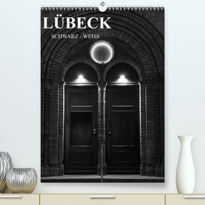 Lübeck schwarz-weiß (Premium, hochwertiger DIN A2 Wandkalender 2023, Kunstdruck in Hochglanz) von Peters,  Oliver