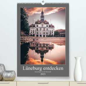 Lüneburg entdecken – Spiegelungen aus der Hansestadt. (Premium, hochwertiger DIN A2 Wandkalender 2023, Kunstdruck in Hochglanz) von TimosBlickfang