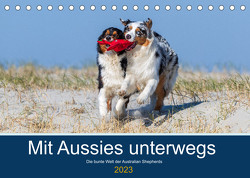 Mit Aussies unterwegs – Die bunte Welt der Australian Shepherds (Tischkalender 2023 DIN A5 quer) von Mirsberger,  Annett