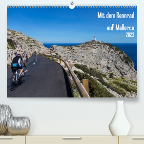 Mit dem Rennrad auf MallorcaAT-Version (Premium, hochwertiger DIN A2 Wandkalender 2023, Kunstdruck in Hochglanz) von Poul,  Herbert