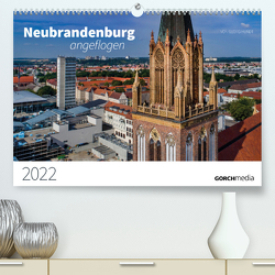 Neubrandenburg angeflogen (Premium, hochwertiger DIN A2 Wandkalender 2022, Kunstdruck in Hochglanz) von Hundt,  Georg